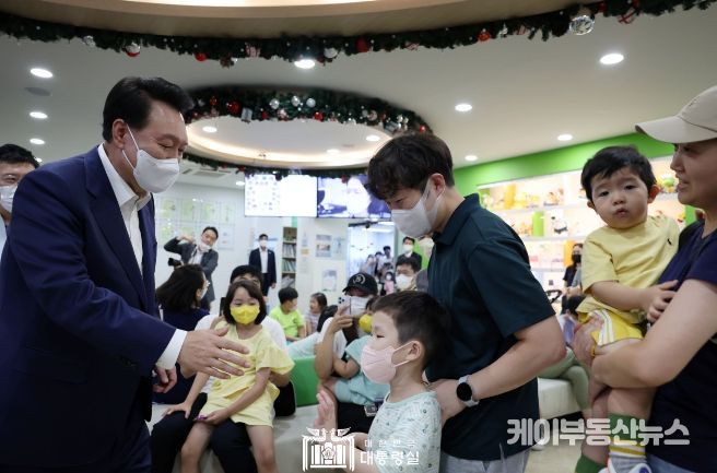 9월 18일 윤석열 대통령은 서울 성북구 우리아이들병원을 방문해 추석 연휴 기간 진료 유지에 차질이 없는지 현장을 살피고 묵묵히 의료현장을 지키는 의료진의 노고를 격려했다.