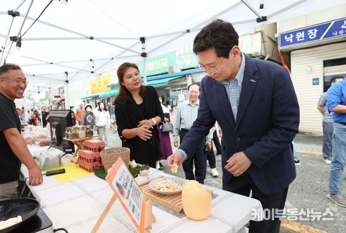 이상일 용인특례시장이 21일 처인구 김량장동 용인중앙시장에서 열린 상설야시장 '별당마켓' 행사장을 방문해 소상공인의 목소리를 경청했다