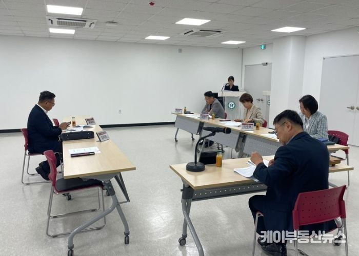 과천시 생활임금위원회 회의 모습