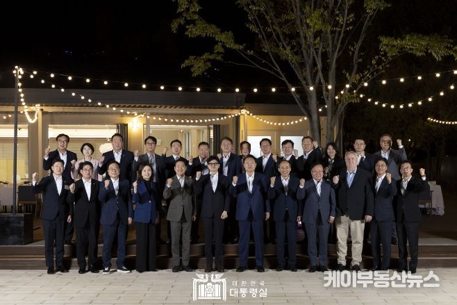 9월 24일 윤석열 대통령은 국민의힘 지도부를 대통령실 앞 분수정원으로 초청해 야외에서 만찬을 가졌다.