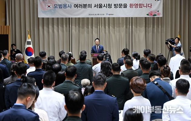 오세훈 서울시장이 26일 16시 서울시청에서 열린 '모범용사 초청행사'에서 인사말을 하고 있다.