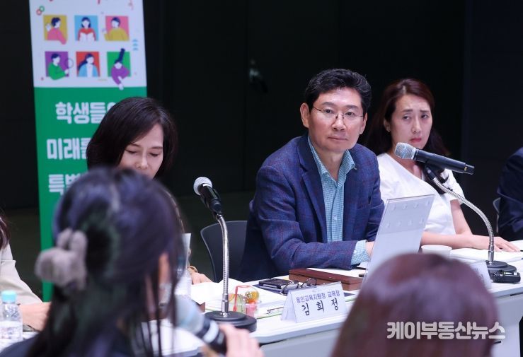 이상일 용인특례시장은 30일 기흥구 동백동 용인미디어센터에서 기흥지역 초등학교 학부모 대표들과 간담회를 가졌다.