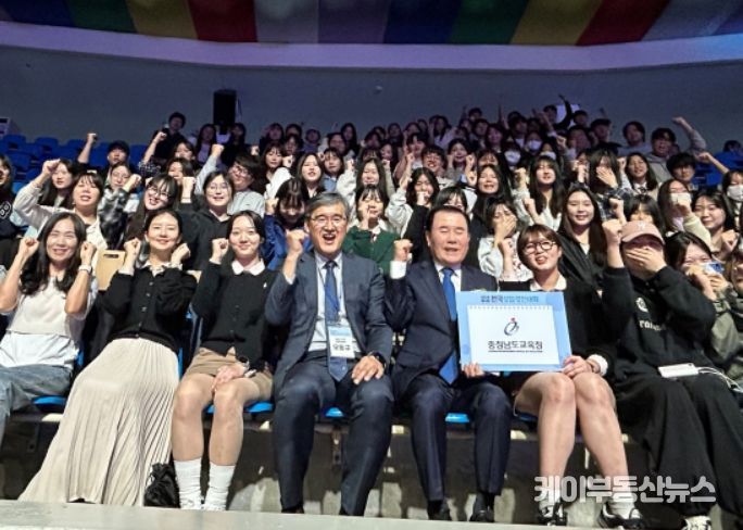 제14회 전국상업경진대회 개회식장에서 결의를 다지는 모습