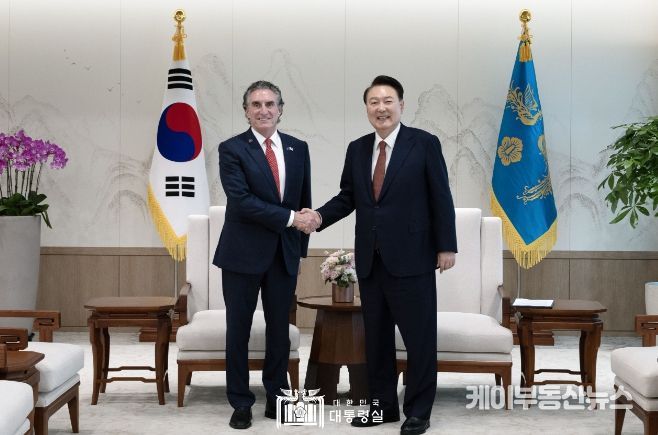 10월 16일 윤석열 대통령은 「더그 버검(Doug Burgum)」 미국 노스다코타 주지사를 접견하고, 한-노스다코타州 간 협력 확대와 한미동맹 발전 방안에 대해 의견을 교환했다.