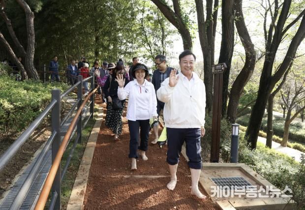 의왕시 ‘왕송호수공원 맨발걷기길’ 개장