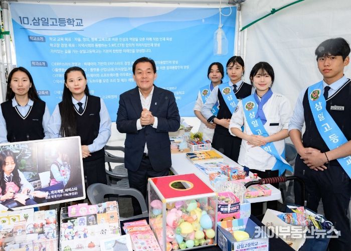 이재준 수원시장이 수원청소년진로박람회 부스를 방문하고 있다.