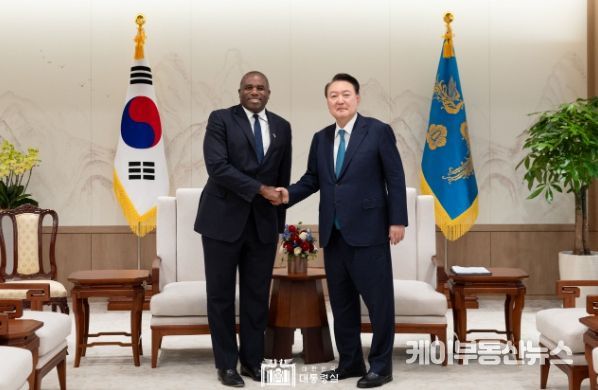 10월 21일 윤석열 대통령은 「데이비드 라미(David Lammy)」 영국 외교장관을 접견하고, 한-영 양국관계 발전 방안에 대해 의견을 교환했다.