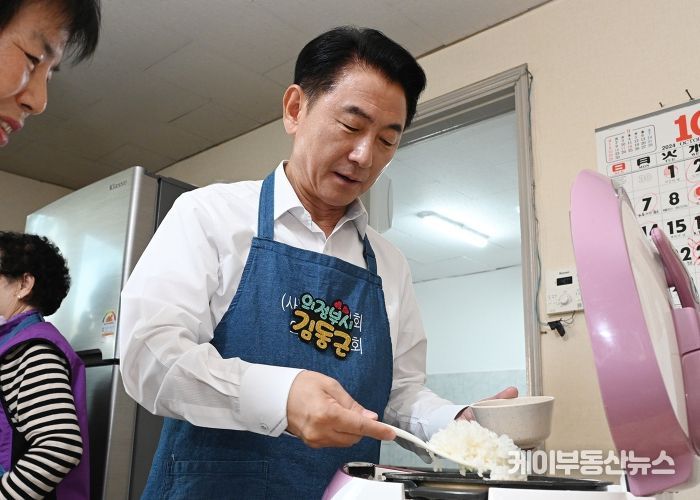 김동근 시장이 10월 24일 ‘웰니스 경로당 만들기’의 일환으로 호원삼익아파트 경로당에 방문해 배식하고 있다.