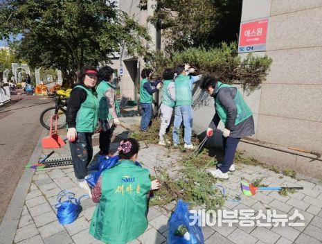 광명시 광명6동 새마을지도자협의회와 부녀회는 지난 24일 동 행정복지센터 주변 환경을 정비했다.