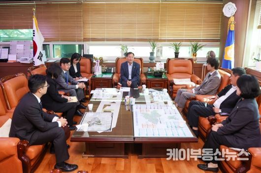 안산시의회 의원들이 지난 25일 시의회를 방문한 주한중국대사관 총영사 일행을 접견했다.