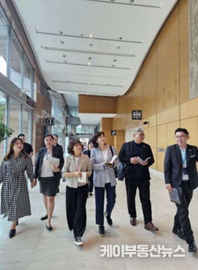 환경경제위원회 의원들이 쿠알라룸푸르 컨벤션 센터(KLCC)를 방문하여 시설을 둘러보고 있다.