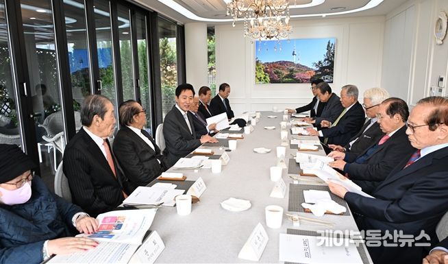 오세훈 서울시장이 4일(월) 파트너스하우스에서 국민의힘 상임고문단과 오찬 간담회를 갖고 서울시의 미래 발전 방안과 여당의 역할 등에 대해 의견을 나누고 있다.