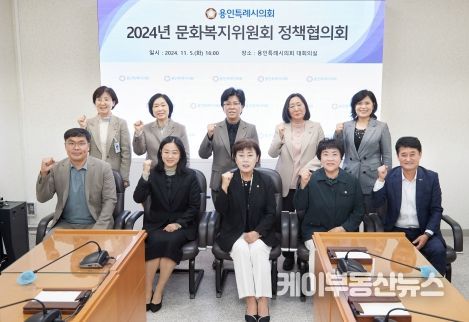 문화복지위원회 의원들과 관계부서 직원들이 기념사진을 찍고 있다.