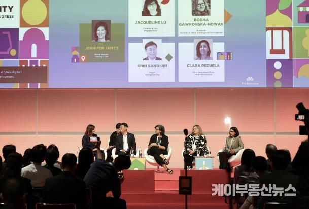 신상진 성남시장이 5일(현지 시간) 스페인 바르셀로나에서 열린 ‘2024 스페인 스마트시티 엑스포 월드 콩그레스’에서 열린 ‘디지털 미래 윤리 형성(Shaping the Digital Future Ethically)’ 메인 세션에서 발언하고 있다.