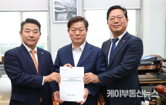 박승원 광명시장은 6일 오후 국회에서 박정 예결위원장을 만나 “윤석열 정부의 지방교부세 삭감으로 국민 생활과 지방 경제 기초가 흔들릴 위기”라며 “정부는 지방자치와 분권에 대한 몰이해에서 벗어나 안정적인 지방재정 확보 정책 수립을 서둘러야 한다”고 말했다. 사진 왼쪽부터 박정 국회 예결위원장, 박승원 광명시장, 김승원 더불어민주당 경기도당 위원장.
