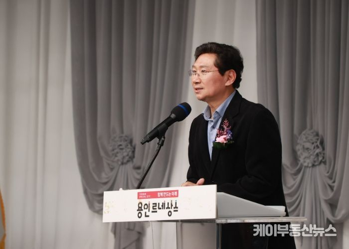 이상일 용인특례시장이 8일 제55회 한민족통일문화제전 시상식에서 인사말을 하고 있다