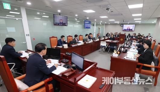 경기도의회 미래과학협력위원회, AI국을 시작으로 첫 행정사무감사 실시!