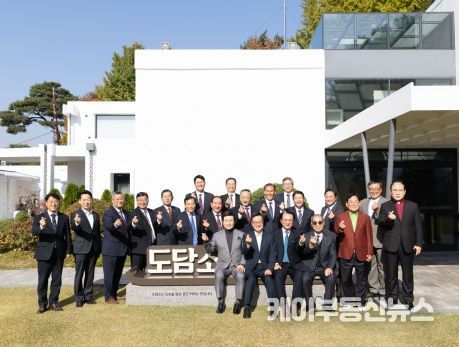 11일 오전 도담소에서 열린 경기도기독교총연합회 오찬 간담회에서 김동연 경기도지사, 오범열 경기도기독교총연합회 회장, 경기도기독교총연합회 임원 등이 기념촬영을 하고 있다.