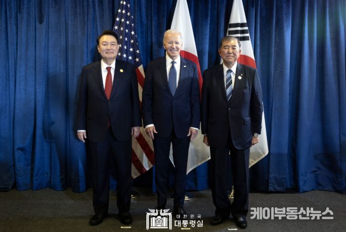 11월 15일 윤석열 대통령은 조 바이든 미국 대통령, 이시바 시게루 일본 총리와 한미일 정상회의를 가졌다.