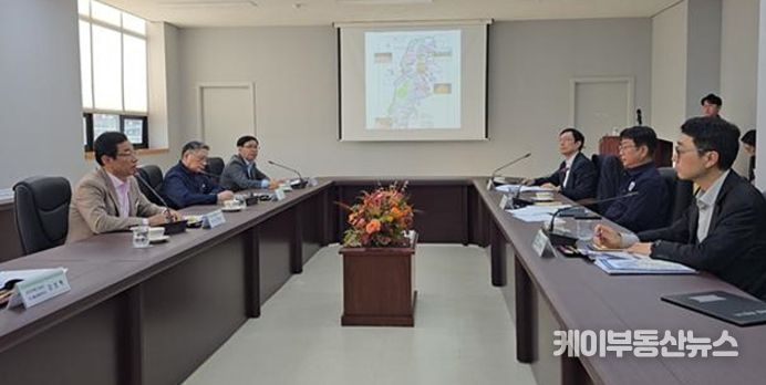 지난 15일 이현재 시장과 박상우 국토교통부 장관 및 관계자들과 간담회를 갖고 하남시 신도시 현안에 대해 논의하고 있다.