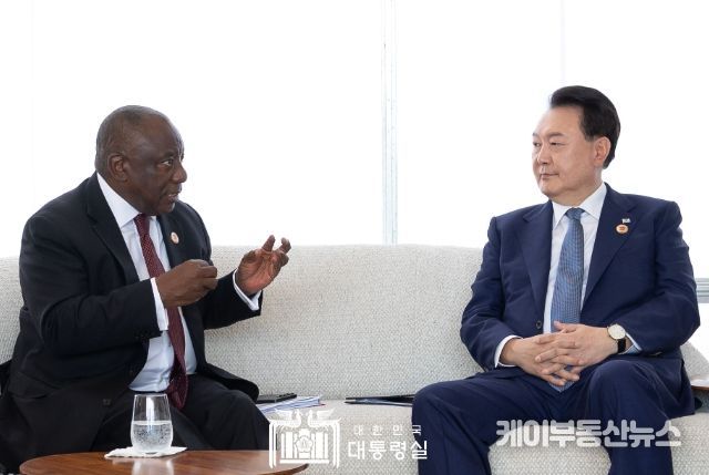 11월 19일 윤석열 대통령은 마타멜라 시릴 라마포사 남아프리카공화국 대통령과 정상회담을 가졌다.