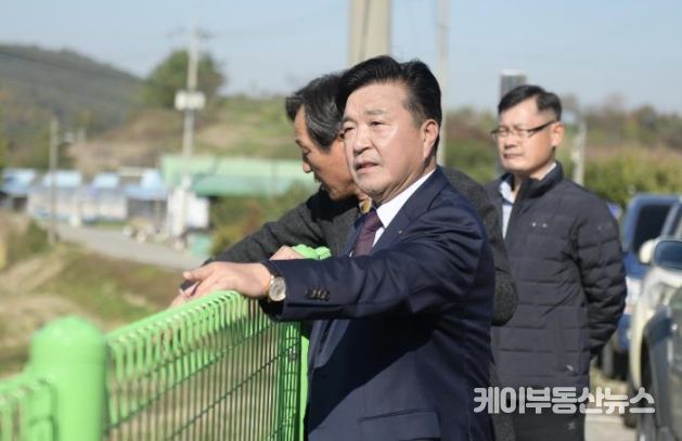 최재구 군수 지역개발사업장 점검 모습