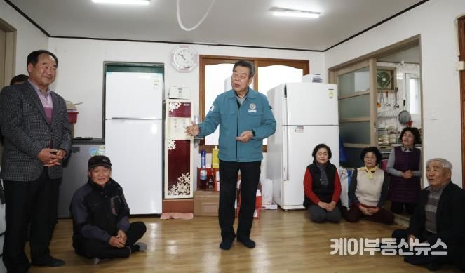 관내 경로당을 찾은 가세로 군수(2024년 1월).