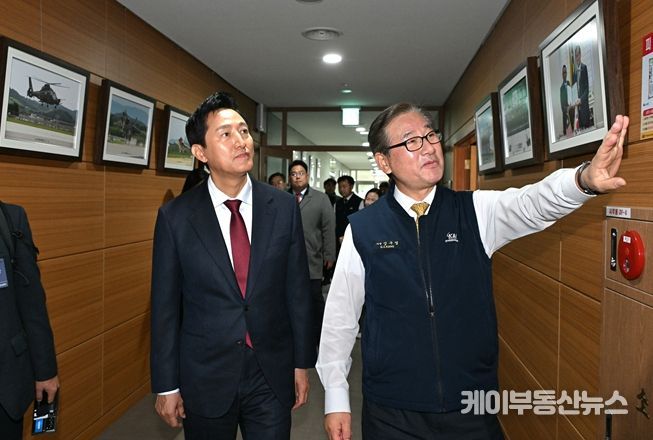 25일 오전 경상남도 사천에 소재한 KAI 한국항공우주산업(주)을 찾은 오세훈 서울시장(왼쪽에서 첫 번째)이 강기영 사장(왼쪽에서 두 번째)으로부터 KAI에 대한 설명을 듣고 있다.