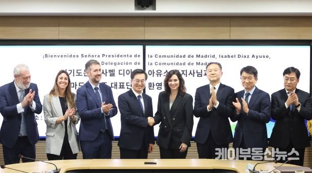 25일 오후 경기도청 서희홀에서 김동연 경기도지사가 이사벨 디아스 아유소 (Isabel Díaz Ayuso) 스페인 마드리드주 주지사와 마드리드주 대표단 등과 기념촬영을 하고 있다.