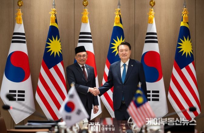 11월 25일 윤석열 대통령은 한국을 공식 방문 중인 「안와르 이브라힘(Anwar Ibrahim)」 말레이시아 총리와 정상회담을 갖고, 양국 간 협력 증진 방안과 지역 및 국제 정세에 대해 심도 있게 의견을 교환했다.