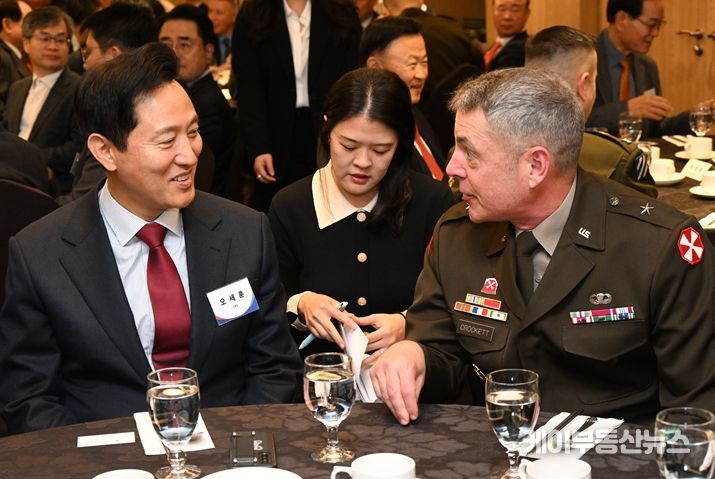 오세훈 서울시장이 26일 오전 중구 코리아나호텔 다이아몬드홀에서 열린 제18회 한미동맹포럼에서 션 크로켓(Sean Crockett) 미8군 작전부사령관와 이야기를 나누고 있다.