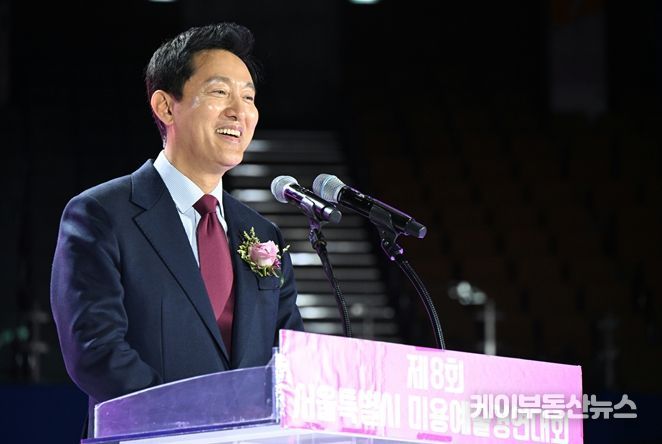오세훈 서울시장이 26일(화) 잠실실내체육관에서 열린 ‘제8회 서울시 미용예술경연대회’ 기념식에서 축사하고 있다.