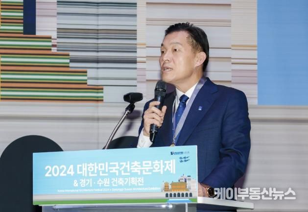 이재준 수원시장이 인사말을 하고 있다.
