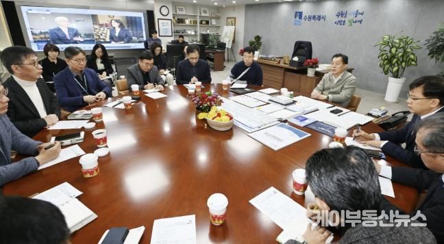 이재준 수원시장이 4일 오전 9시 집무실에서 긴급회의를 주재하고 있다.
