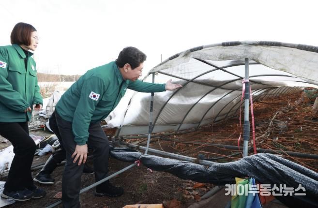 이상일 용인특례시장이 폭설 피해 농장에 방문해 피해상황을 점검하고 있다