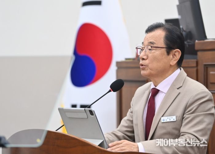 이현재 하남시장이 4일 제336회 하남시의회 정례회 본회의에 참석해 2025년 시정과 본예산 편성 방향을 설명하고 있다.