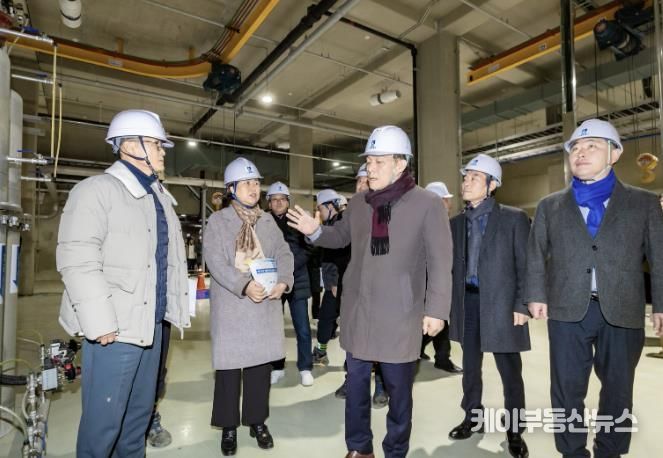 이재준 수원시장이 황구지천 공공하수처리시설을 점검하고 있다.