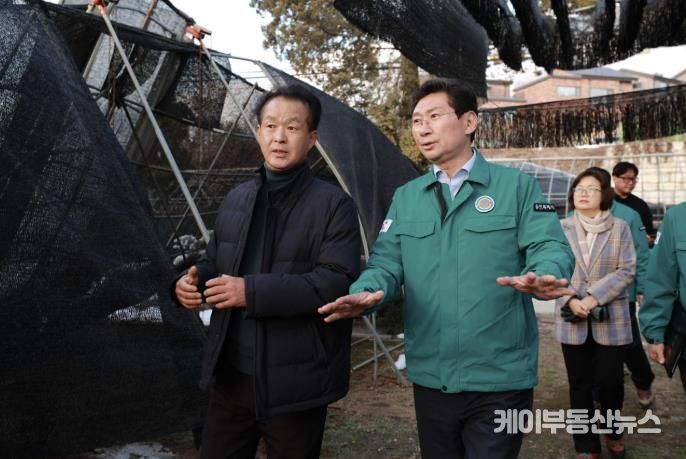 이상일 용인특례시장이 9일 이동읍과 양지면의 폭설 피해 농가를 방문해 피해 상황을 확인하고 지원 방안을 논의했다