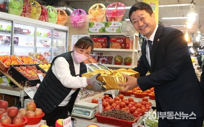전통시장 찾은 경기도의회 김진경 의장, 흔들림 없는 민생 의정 실현 의지…“도의회의 역할 다하겠다”