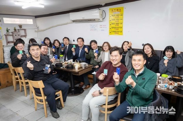 이재준 수원시장과 공직자들이 권선종합시장의 한 음식점에서 오찬간담회를 하고 있다.