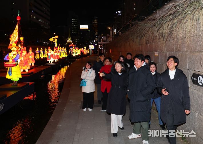 2024 서울빛초롱축제 현장 둘러보는 최호정 의장과 직원들