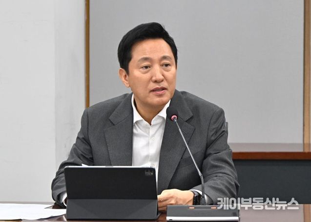 오세훈 서울시장이 19일 오전 ‘경제규제 철폐 비상경제회의’에서 모두발언을 하고 있다.