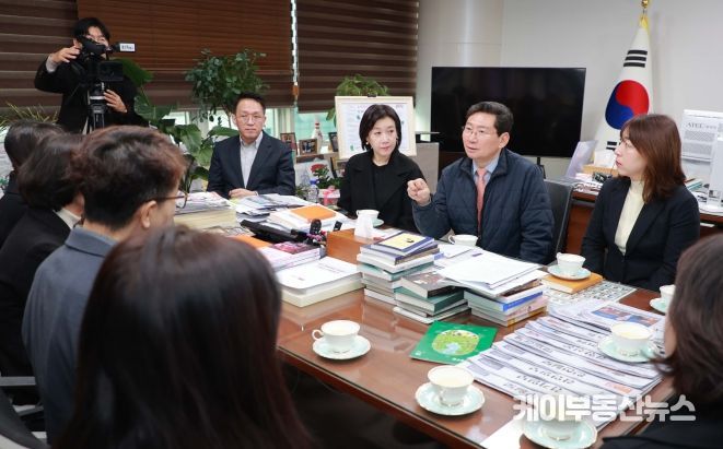 20일 이상일 용인특례시장이 시장실에서 지역 내 학부모대표, 용인교육지원청 관계자들을 만나 교육환경 발전에 대해 논의했다.