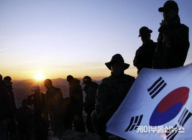 새해 첫 소래산 일출을 즐기는 산행객들