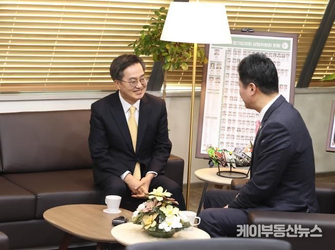 26일 오전 김동연 도지사가 김진경 도의회 의장을 만나 예산안 처리에 대한 면담을 하고있다.