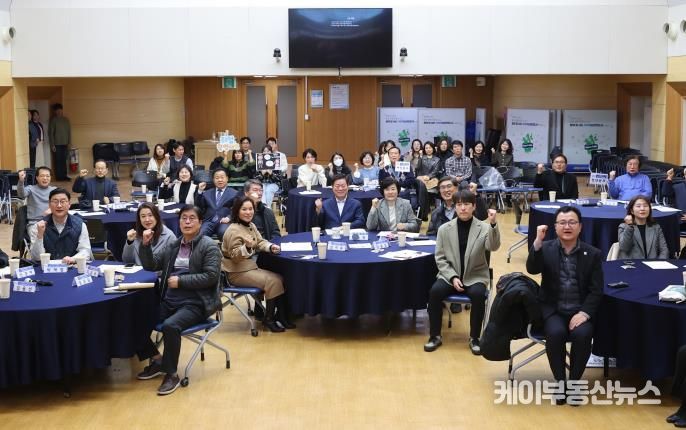 박승원 광명시장이 지난 26일 시청 대회의실에서 열린 '2024년 광명시 일자리위원회 성과공유회' 참석자들과 기념사진을 촬영하고 있다