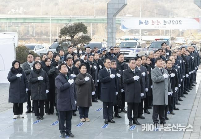 임병택 시흥시장, 신년 첫 일정으로 현충탑 참배