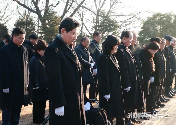 이상일 용인특례시장이 2일 첫 일정으로 용인중앙공원 현충탑에 참배하고 있다