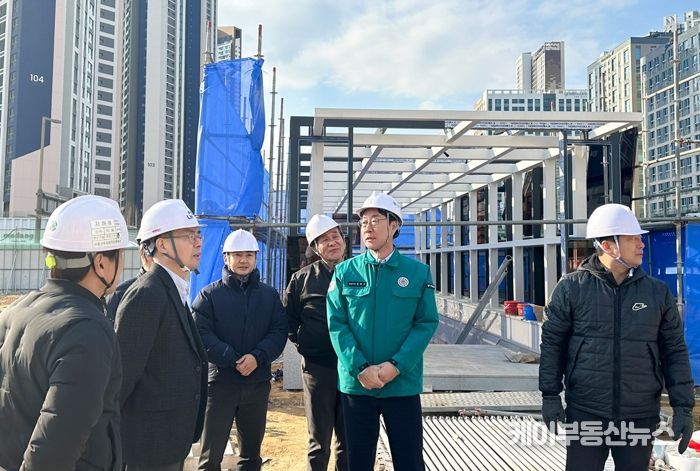 정명근 화성특례시장, 여울공원 주차장 방문해 준공 전 현장점검... “특례시민에게 최고의 공간 조성으로 보답할 것”