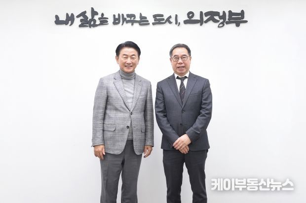 김동근 시장이 1월 6일 시청을 방문한 송현 의정부을지대학교병원장과 기념사진을 찍고 있다.